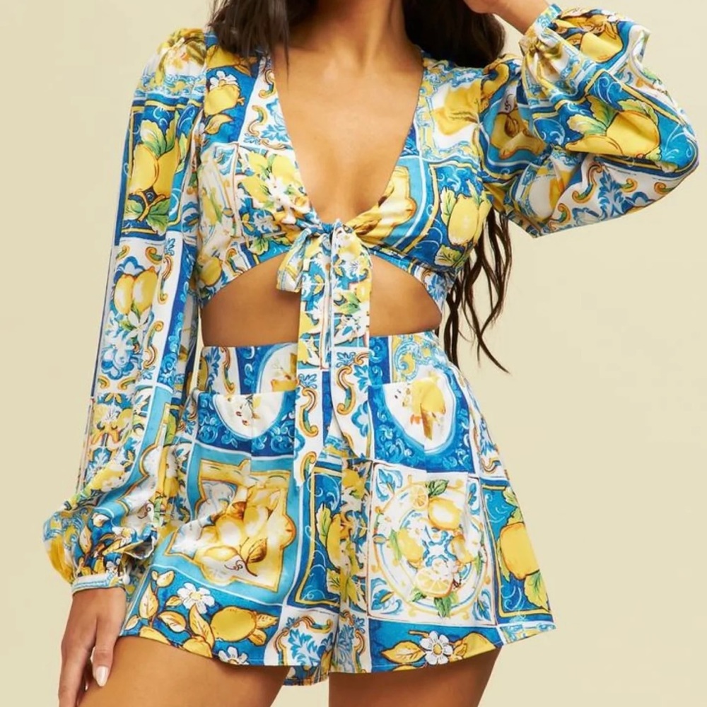 Zenovia GAROTA SET Set of lemon print long sleeves crop top and flared shorts.